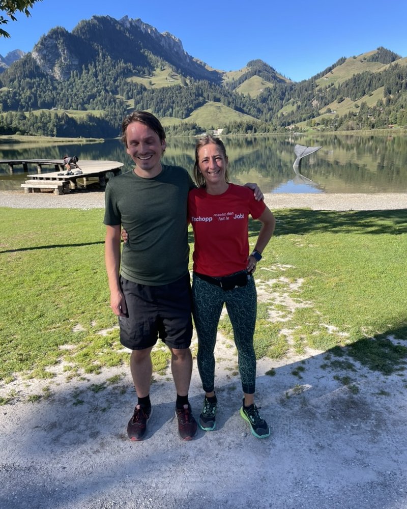 Joggen am See mit Bergen