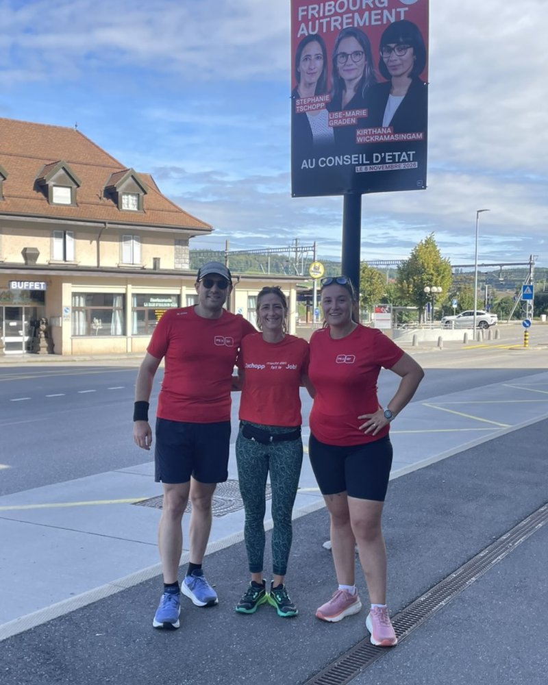Laufgruppe in roten Shirts im Dorf