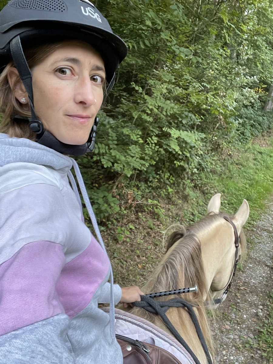 Stephanie Tschopp mit Reithelm auf dem Pferd
